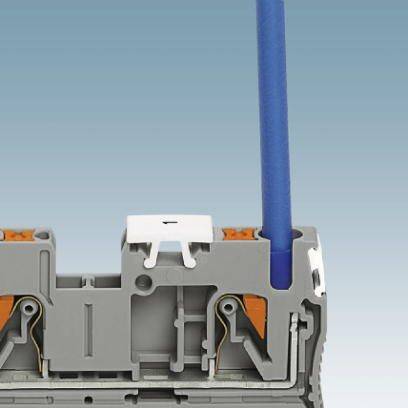 Ein elektrischer Anschlussblock mit einem eingesteckten blauen Kabel zeigt den Aufbau und die Kabelverbindung in einem Schaltsystem.