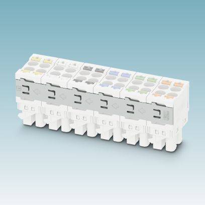 Ein Stapel von weißen elektrischen Steckverbindern mit farbigen Kodierungsmarkierungen.