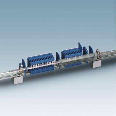 Eine blaue Reihenklemme auf einer Metallschiene, verwendet zur elektrischen Verbindung und Erdung in Schalttafeln.