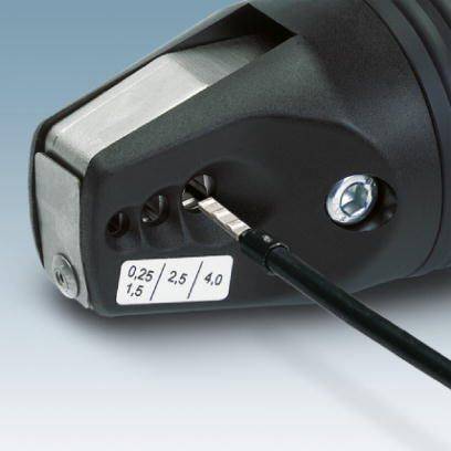 Ein Schraubendreher schraubt eine Schraube in ein schwarzes mechanisches Gerät. Zahlen auf dem Gerät: '0,25', '1,5', '2,5', '4,0'.