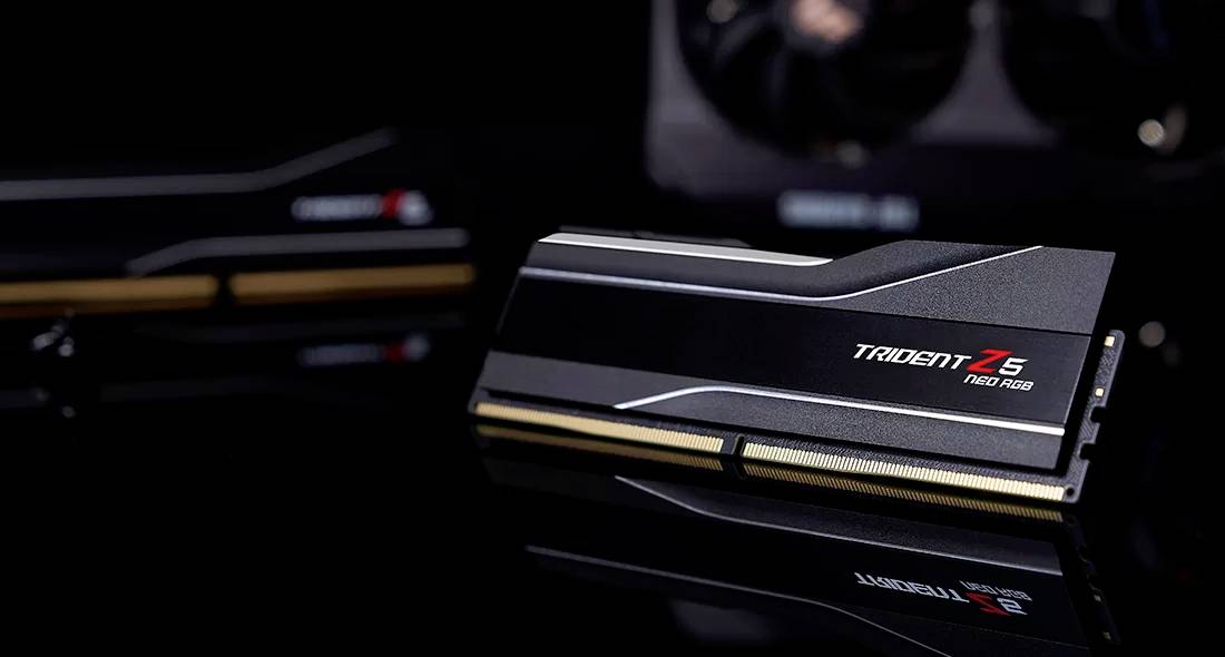 Ein RAM-Modul mit der Aufschrift 'Trident Z5'. Es hat ein modernes Design mit schwarzen und goldenen Elementen auf glänzendem Untergrund.