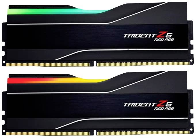 Zwei RAM-Module, jeweils mit RGB-Beleuchtung. Oben grün leuchtend, unten rot-orange. Beschriftet mit 'Trident Z5 Neo RGB'.