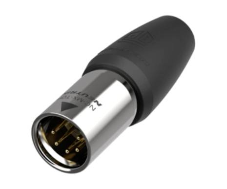 Ein silberner XLR-Stecker mit schwarzem Gehäuse und drei sichtbaren Stiften, verwendet zum Anschluss von Audiogeräten.