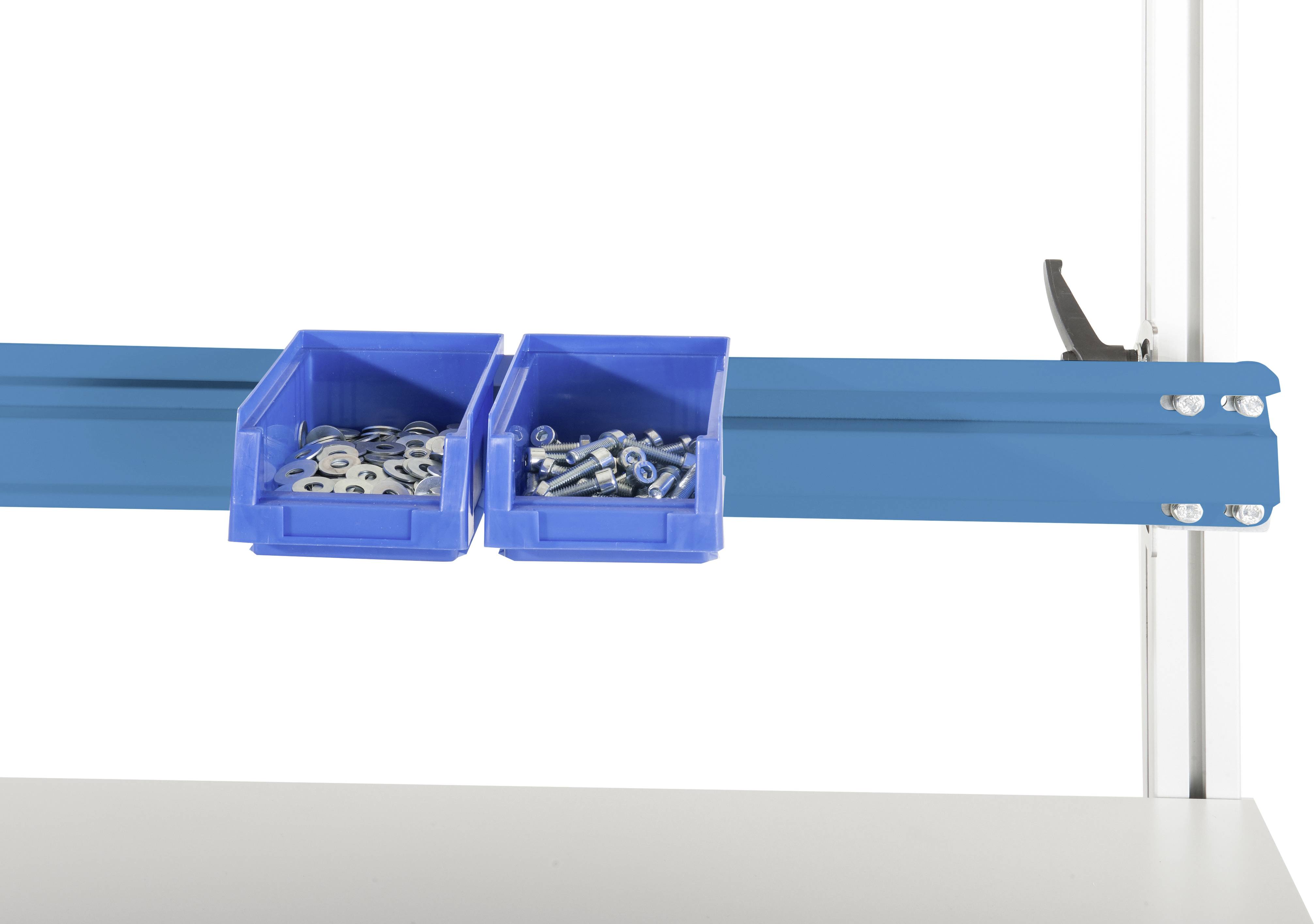 Zwei blaue Kunststoffbehälter an einer blauen Schiene. Der linke enthält Unterlegscheiben, der rechte Schrauben und Muttern.