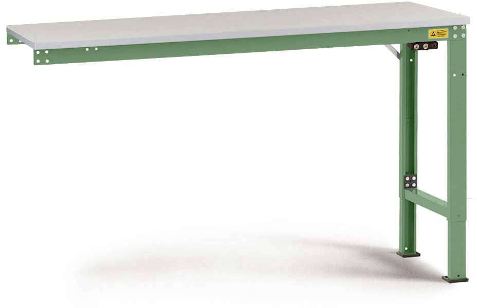 Ein grüner Tisch mit stabilem Metallgestell und einer glatten, rechteckigen weißen Tischplatte. Geeignet für Werkstatt oder Lager.