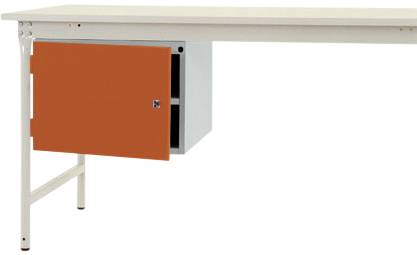 Ein Tisch mit Metallrahmen und einer hölzernen Tischplatte. Unter der Tischplatte befindet sich ein orangefarbener Schrank.
