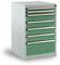 Metallschrank mit acht grünen Schubladen zur Aufbewahrung. Ideal für Werkzeuge oder Bürobedarf. Schlichtes, funktionales Design.
