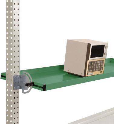 Ein Computerterminal steht auf einem grünen Regal, das an einem perforierten Metallständer befestigt ist.