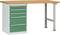 Ein Schreibtisch mit Holzplatte und grünen Schubladen auf der linken Seite, gestützt von einem Metallbein auf der rechten Seite.