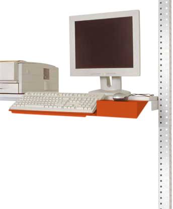 Ein älterer Computermonitor mit Tastatur und Maus steht auf einem Metallregal. Der Hintergrund ist weiß.