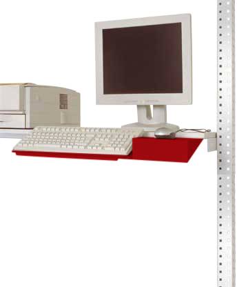 Ein Computer mit Monitor, Tastatur und Maus auf einem roten Tischregal, montiert an einer Metallstrebe.
