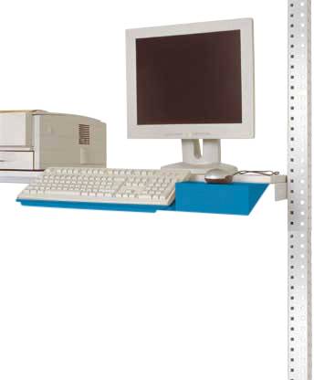 Ein Computermonitor, eine Tastatur und eine Maus befinden sich auf einem blauen Regal, das an einer Metallstrebe montiert ist.