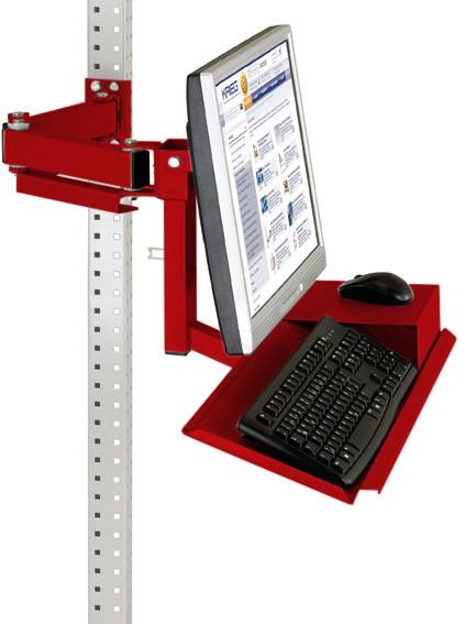 Ein roter Wandhalterung mit Monitor, darauf eine Website; darunter Tastatur und Maus auf einem ausziehbaren Fach montiert.