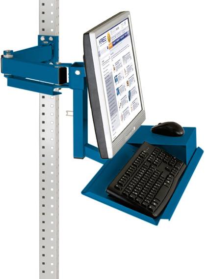 Ein Computerbildschirm mit Tastatur und Maus ist an einem blauen, verstellbaren Halter befestigt, der an einem Metallgestell montiert ist.