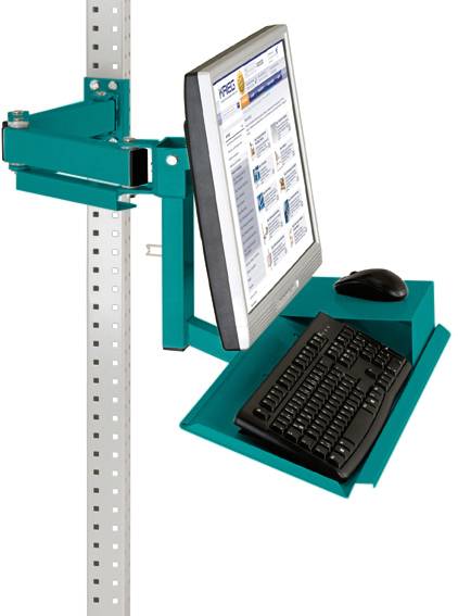 'Stahl-Monitorständer mit montiertem Bildschirm, Tastatur und Maus. Befestigt an vertikaler Stange, ideal für Arbeitsumgebungen.'