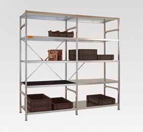 Ein stabiles, leeres Metallregal mit vier Ebenen, teilweise mit schwarzen und braunen Kisten gefüllt, steht vor einem weißen Hintergrund.