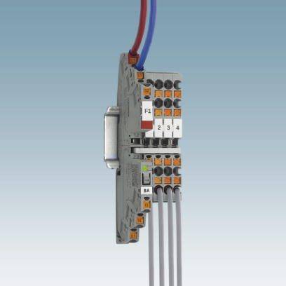 Elektronisches Modul mit mehreren Ports und Kabelanschlüssen, vertikal positioniert, zeigt farbcodierte Kabel für einfache Verbindung.