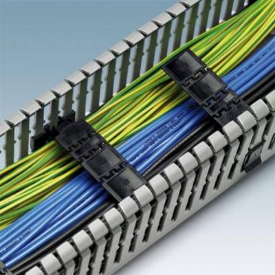 Ein Kabelkanal mit farbkodierten Kabeln (grün, gelb, blau) für die Organisation und den Schutz von Elektronik-Installationen.