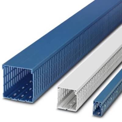 Blauer und grauer Kabelkanal aus Kunststoff in unterschiedlichen Größen, nebeneinander liegend, in einem hellen, neutralen Hintergrund.