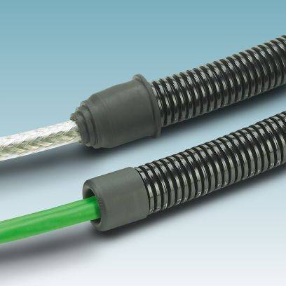 Zwei Kabel, eines mit grüner Isolierung, das andere silbern geflochten, beide in grauen Wellrohrschutz-Schläuchen.