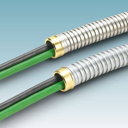 Zwei Kabel mit spiraligen Metallummantelungen, eines grün und eines schwarz, auf blauem Hintergrund.