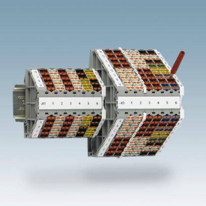 Ein elektrisches Klemmenblockmodul mit nummerierten Anschlüssen, montiert auf einer Tragschiene, vor einem grauen Hintergrund.