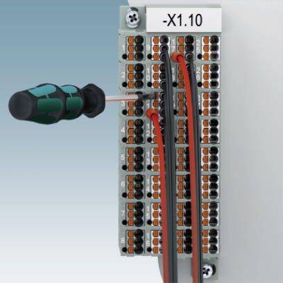 Ein Sicherungsmodul mit der Bezeichnung '-X1.10'. Ein Schraubenzieher wird benutzt, um Kabel an den Kontakten zu befestigen.