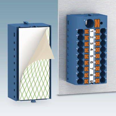 Ein blaues Stromverteilerblock-Modul mit nummerierten Anschlüssen von 1 bis 8. Rechts daneben ein teilweise geöffnetes Modul mit Gittermuster innen.