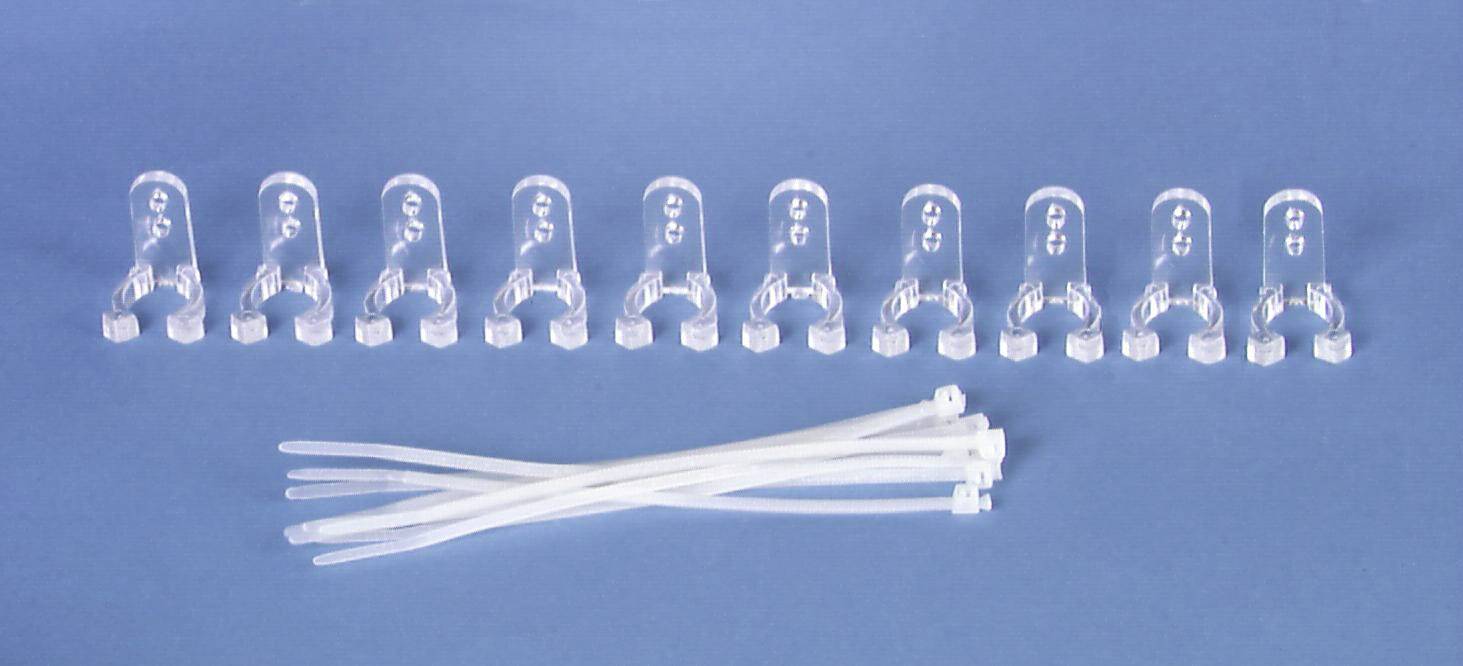 'Zehn transparente Clips und fünf Kabelbinder auf blauem Hintergrund.'