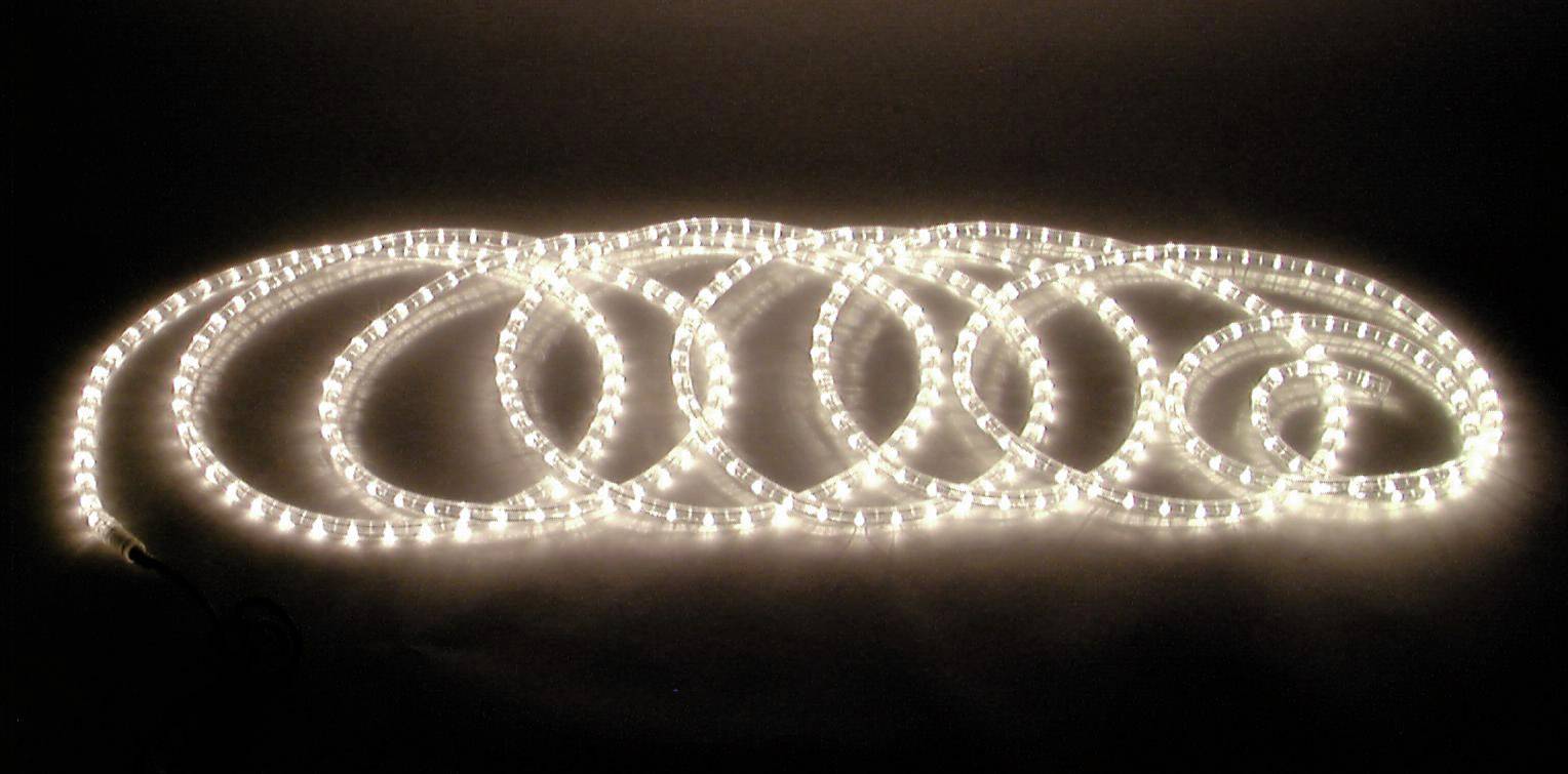 Ein leuchtender LED-Lichtstreifen, spiralig angeordnet auf dunklem Hintergrund, erzeugt ein warmes, dekoratives Lichtmuster.