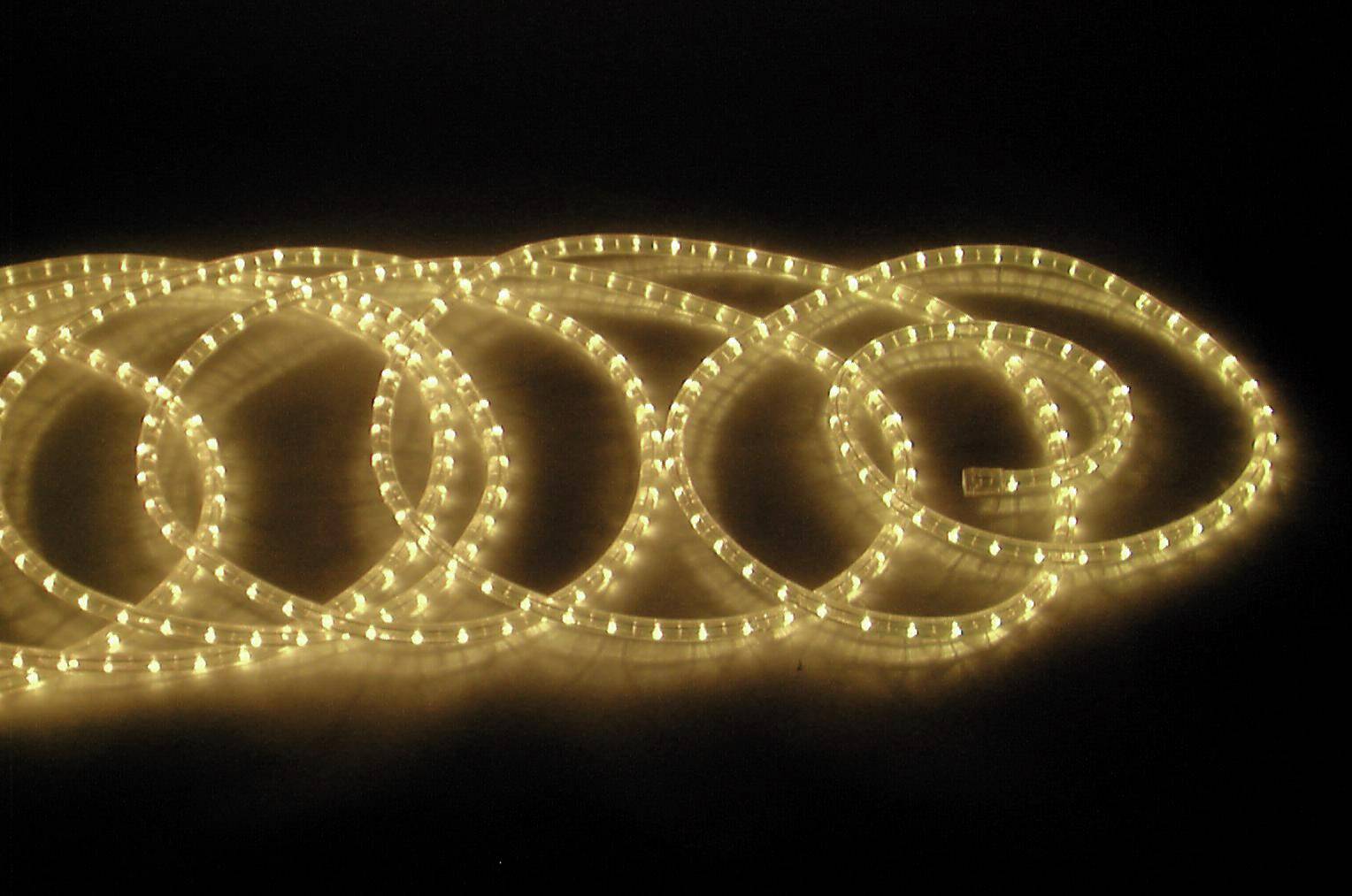 Gelber LED-Lichtstreifen leuchtet spiralförmig auf dunklem Hintergrund und erzeugt eine warme, einladende Atmosphäre.
