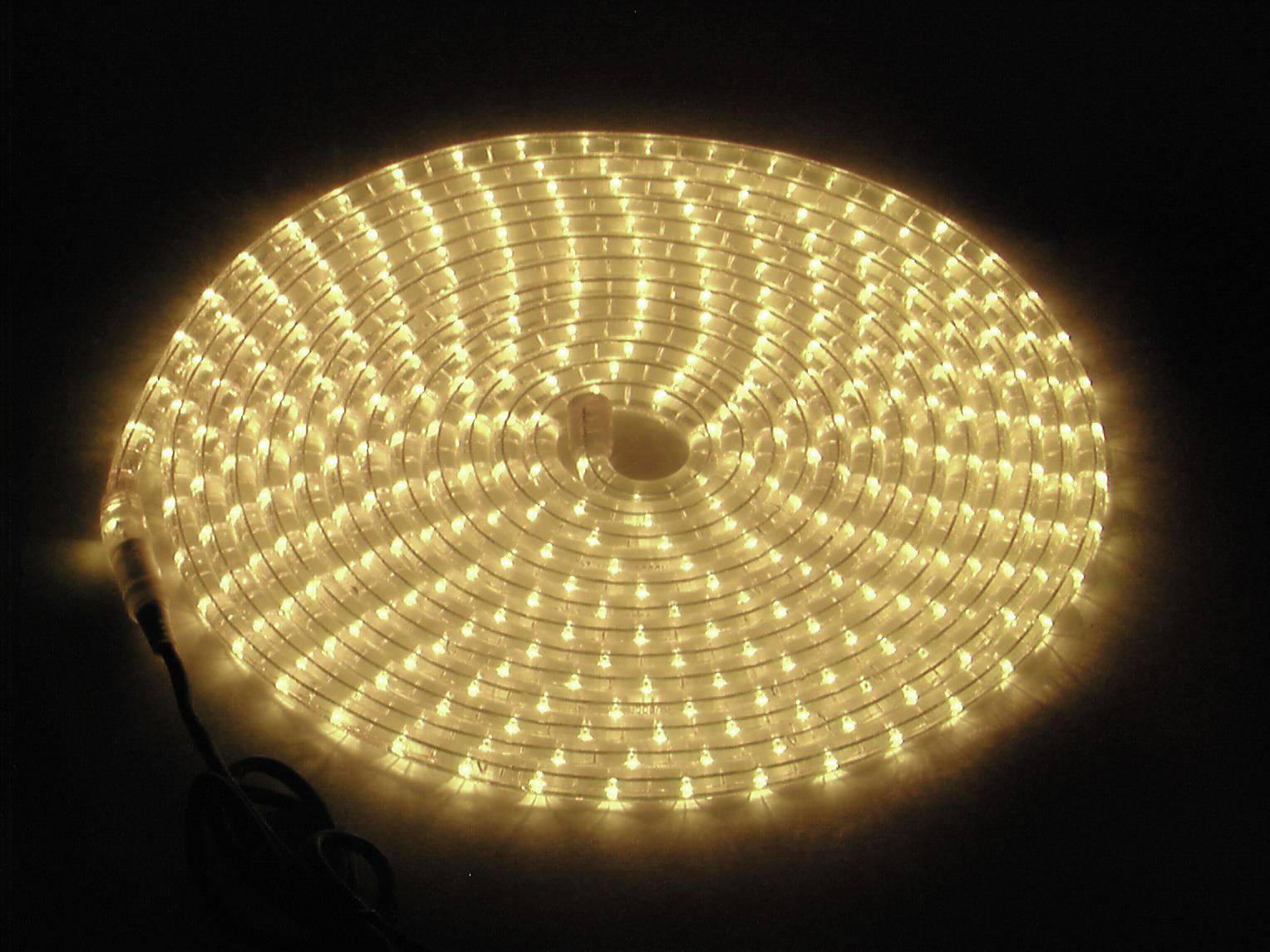 Ein gelber LED-Lichtstreifen in Kreisform liegt auf einem dunklen Hintergrund und leuchtet gleichmäßig.