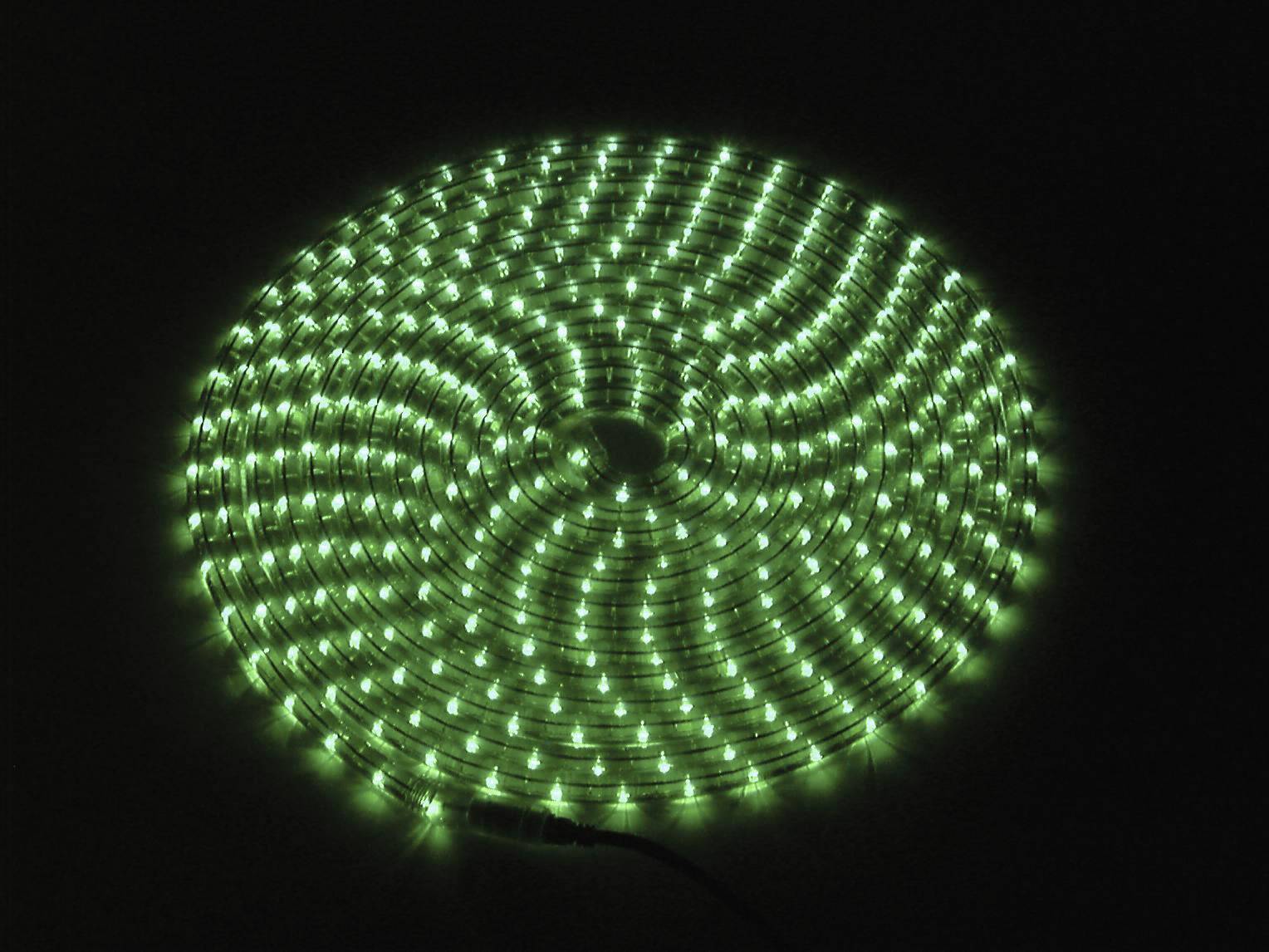 Grüner LED-Lichtstreifen in Spirale auf dunklem Hintergrund, leuchtet hell im Dunkeln.