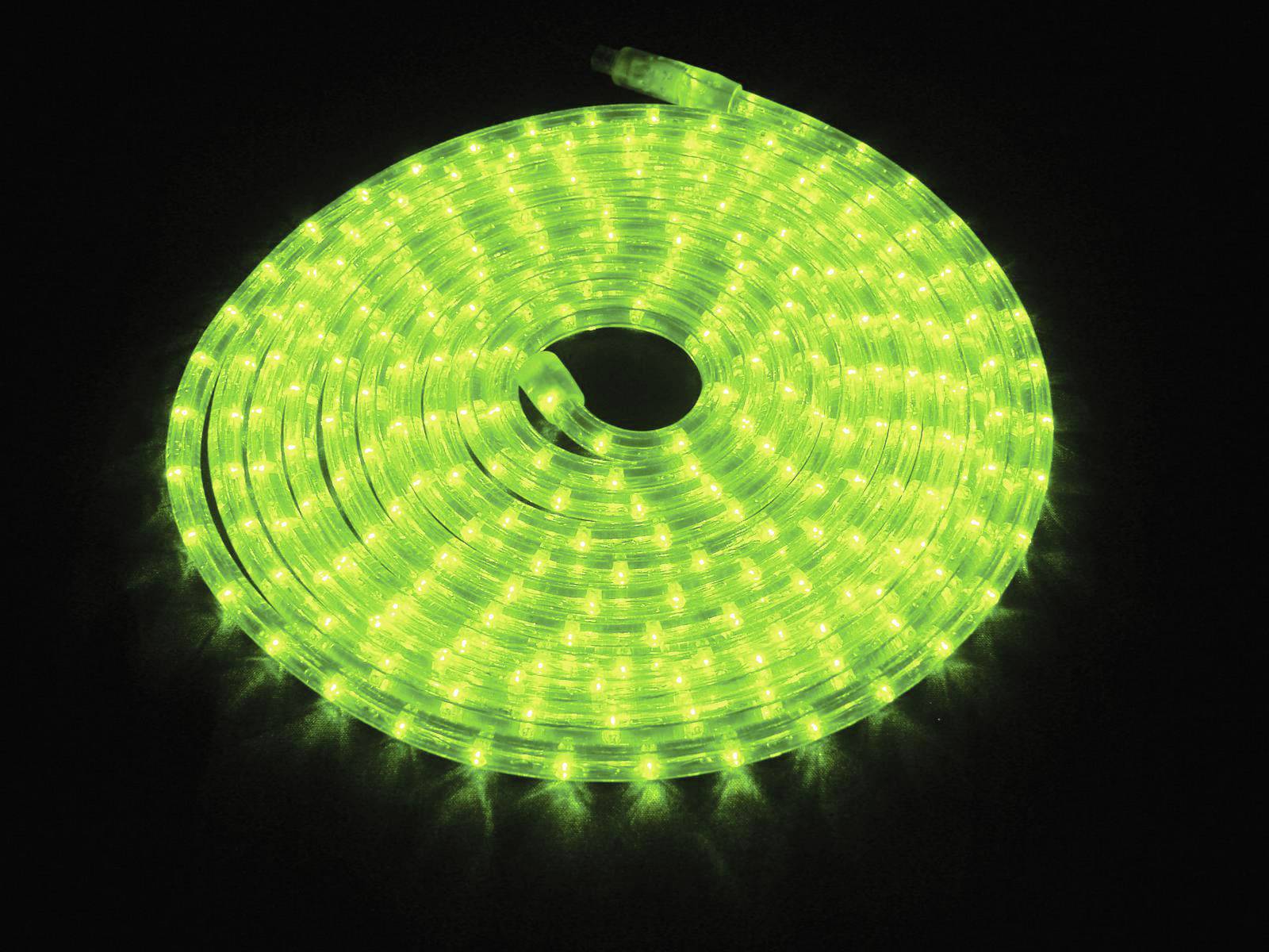 Grünes LED-Lichtband leuchtet in einer Spirale auf schwarzem Hintergrund.