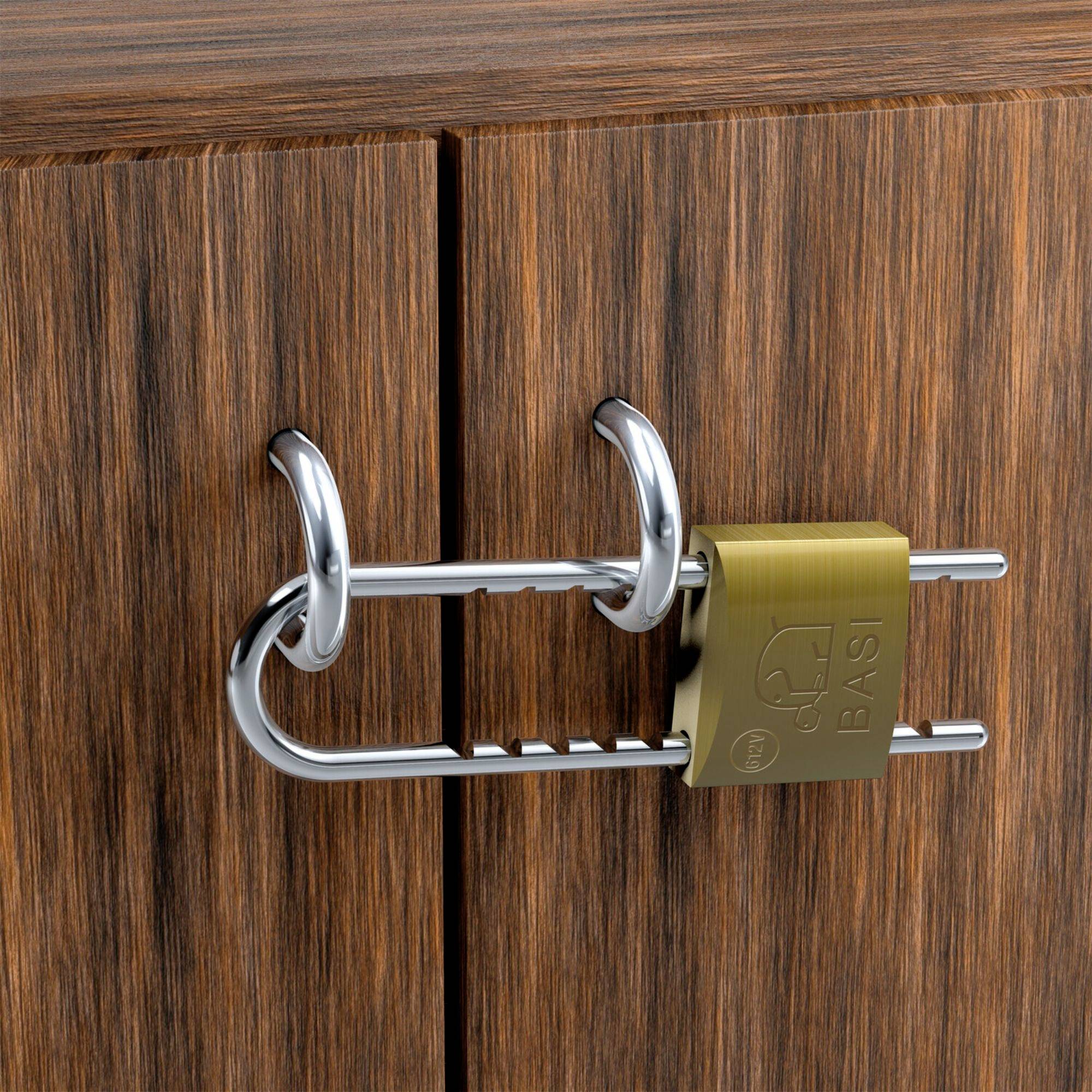 Ein Holzschrank mit zwei Türen, die mit einem silbernen Metallhaken und einem goldenen Vorhängeschloss gesichert sind.