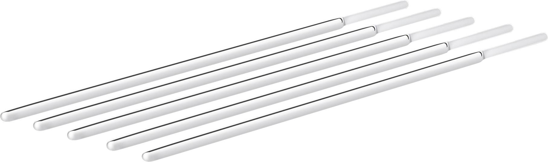 Sechs Metallstäbe oder Rohre in leichter Fächeranordnung, diagonal auf weißem Hintergrund dargestellt.