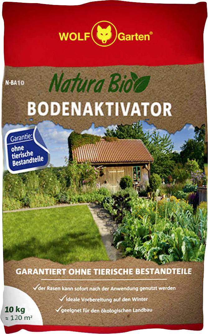 Verpackung von 'Natura Bio Bodenaktivator' von WOLF Garten, geeignet für biologischen Landbau. Foto eines Gartens mit Gemüse und Rasen.