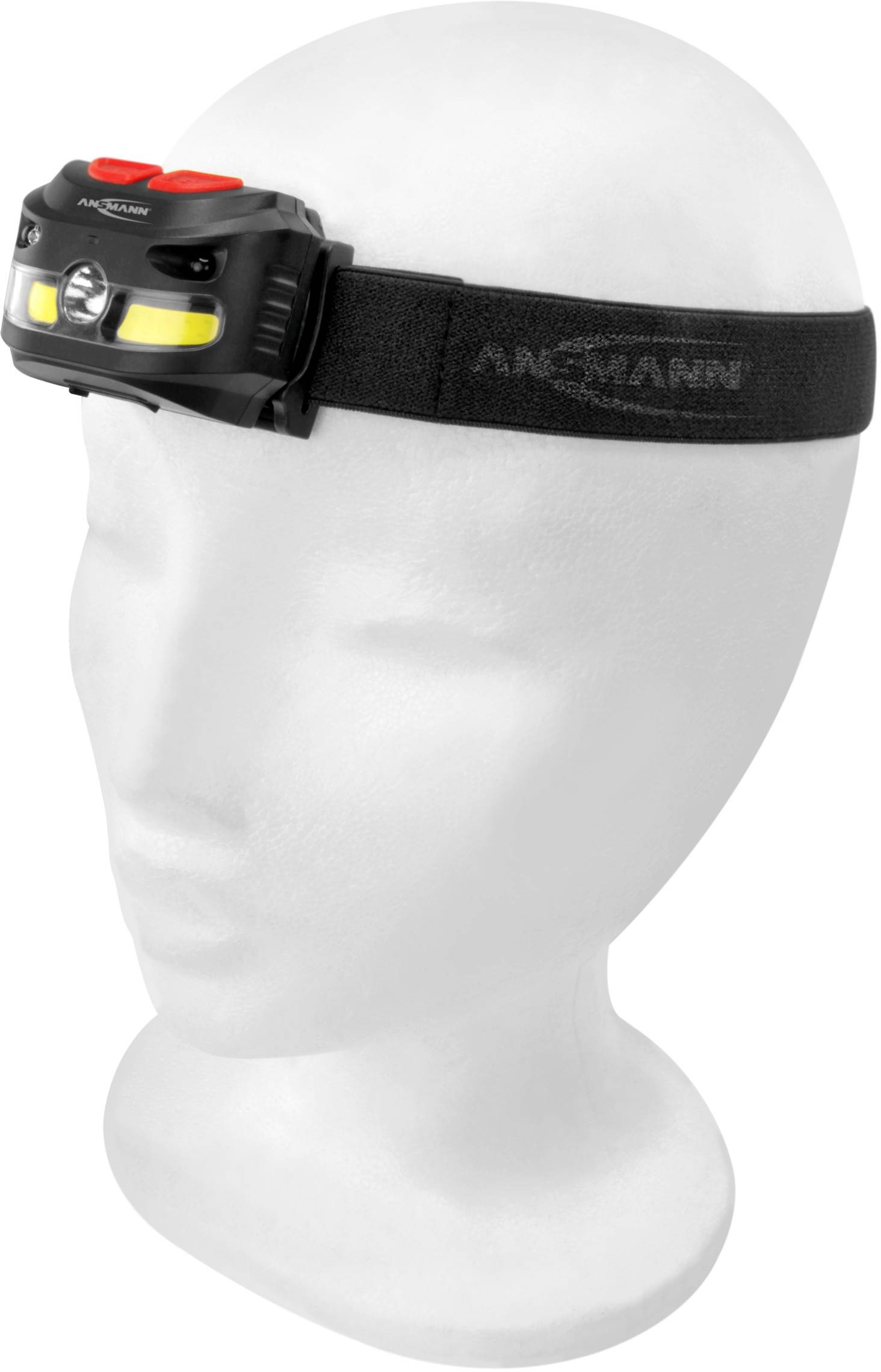 Weiße Schaufensterpuppe mit schwarzer Stirnlampe auf Gummiband. Stirnlampe mit roten und gelben Komponenten und Markenschriftzug.