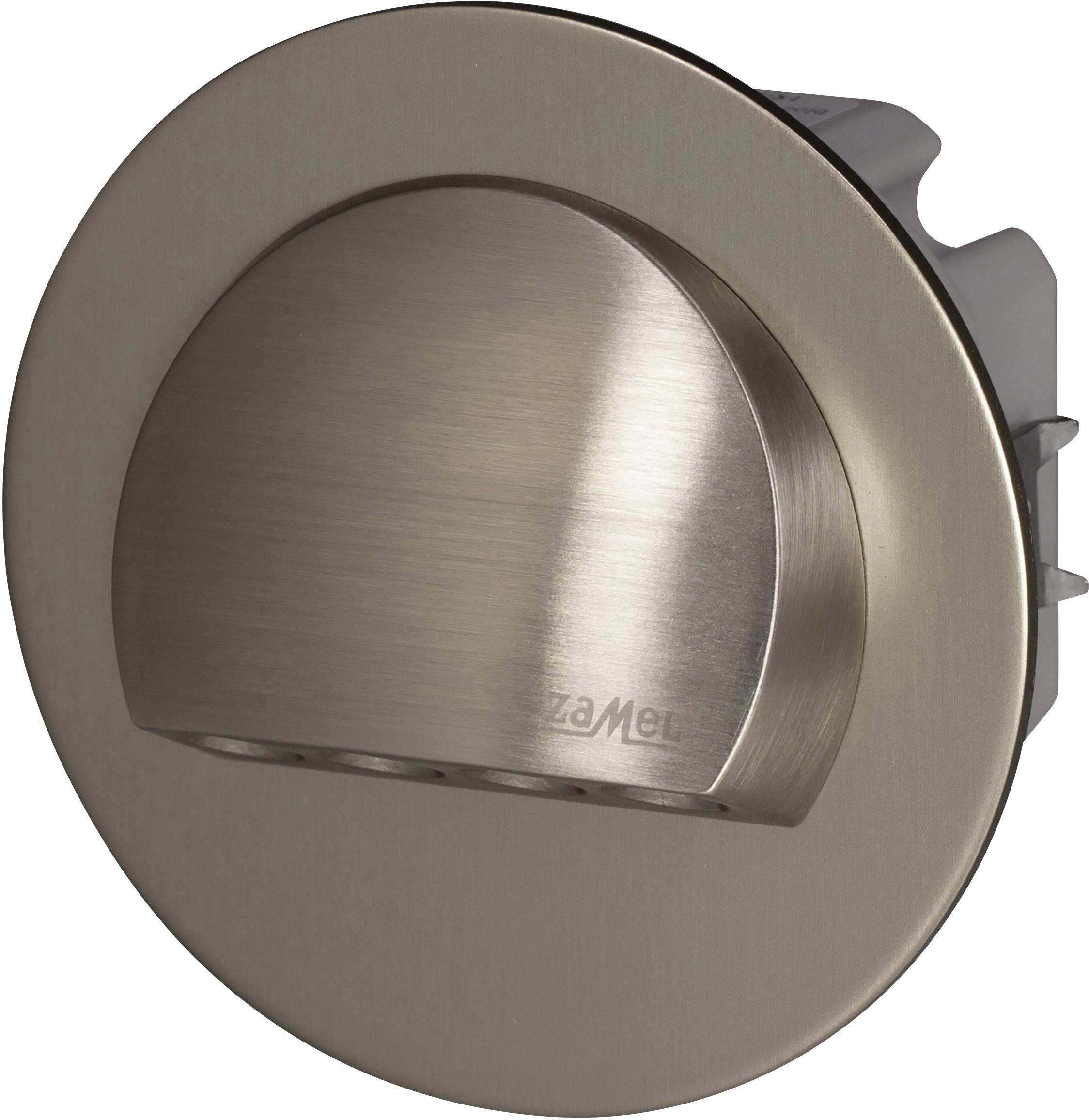 Eine runde, metallene LED-Leuchte, eingelassen in eine Wand, mit vier kleinen Lichtern unten.