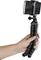 Ein Smartphone ist auf einem flexiblen Stativ montiert, das von einer Hand gehalten wird.