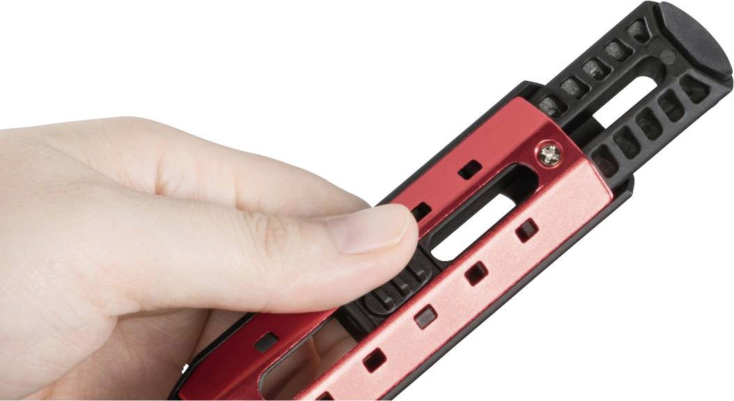 Hand hält ein rot-schwarzes, verstellbares Werkzeug. Das Design zeigt mehrere Aussparungen und Schrauben zur Befestigung.