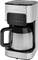 Eine silberne Kaffeemaschine mit digitaler Uhranzeige und Edelstahl-Thermoskanne. Uhrzeit auf Display: 13:24.