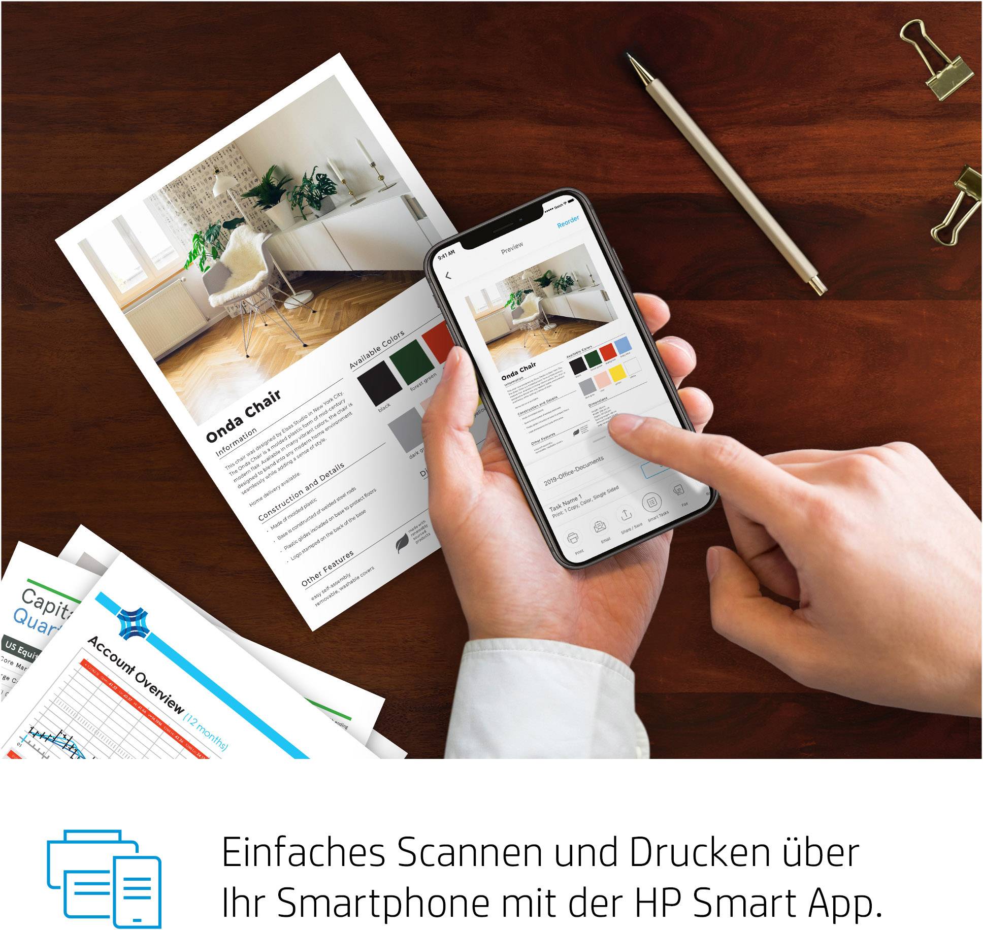 Person hält ein Smartphone über ein Dokument, nutzt eine App zum Drucken. Im Hintergrund sind ein Stift und weitere Papiere zu sehen.