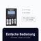 Ein Batterieladegerät mit vier eingelegten Batterien, LCD-Anzeige und Netzkabel. Text: 'Einfache Bedienung. Anschließen, einlegen und loslegen'.