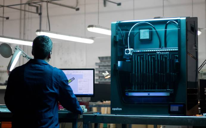 3D Druck in der Fertigung Das Bild zeigt, wie ein hochwertiger FDM-Drucker in der industriellen Fertigung eingesetzt wird.