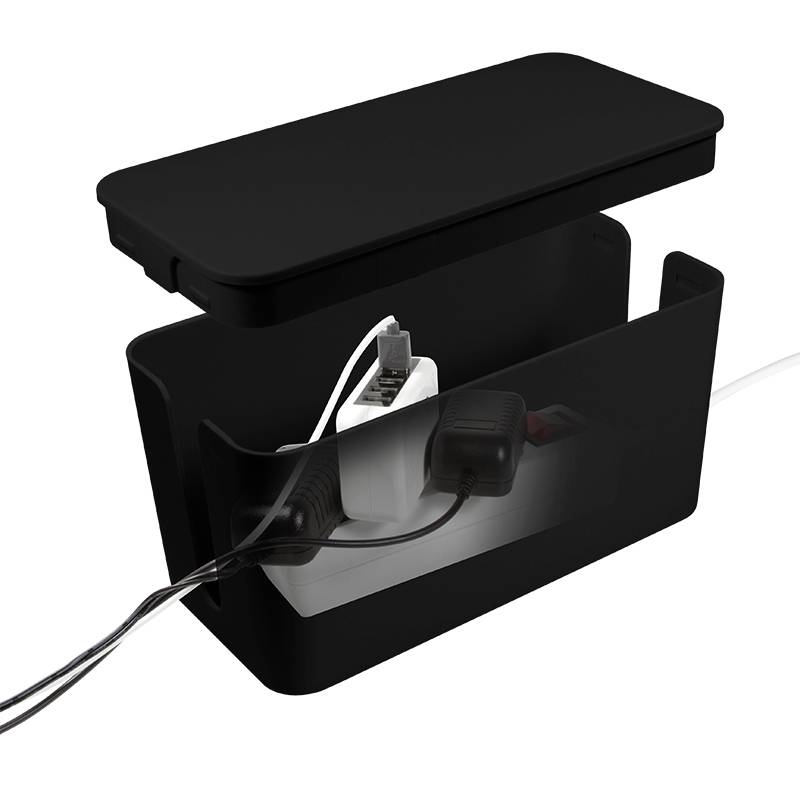 Schwarze Kabelbox mit abnehmbarem Deckel. Eine Steckdose mit mehreren Steckern ist darin verstaut, was Kabelsalat reduziert.