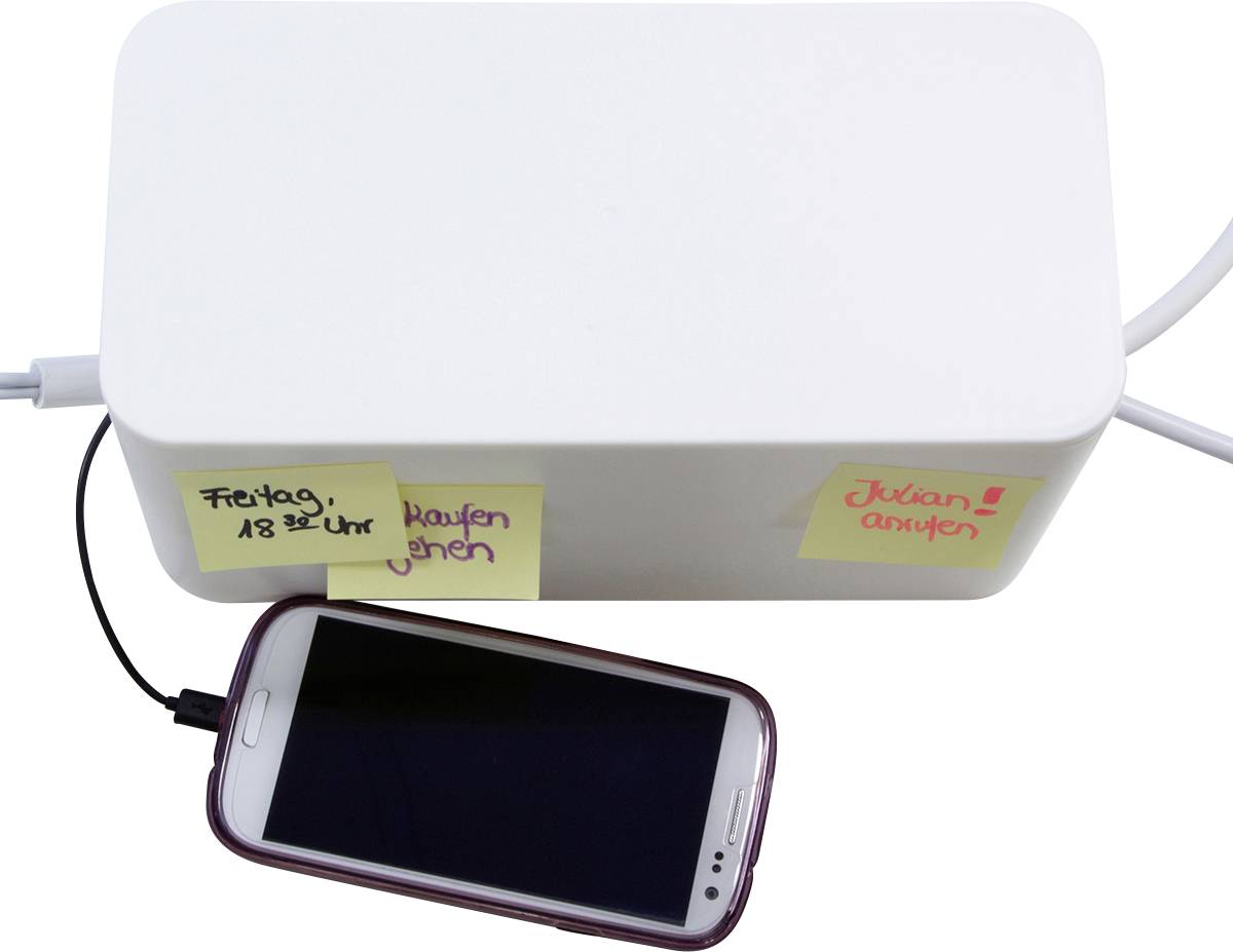 Weiße Kabelbox mit zwei gelben Haftzetteln. Links steht 'Freitag, 18 Uhr: Laufen gehen', rechts 'Julians Anruf'. Smartphone angeschlossen.