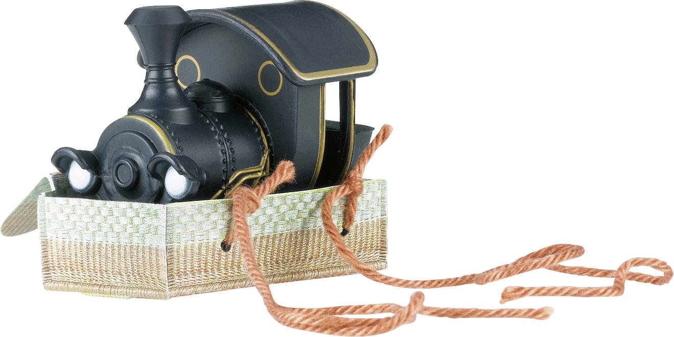 Spielzeugzug aus schwarzem Metall sitzt in einem kleinen, geflochtenen Korb mit orangenen Schnüren, als Schlitten dekoriert.