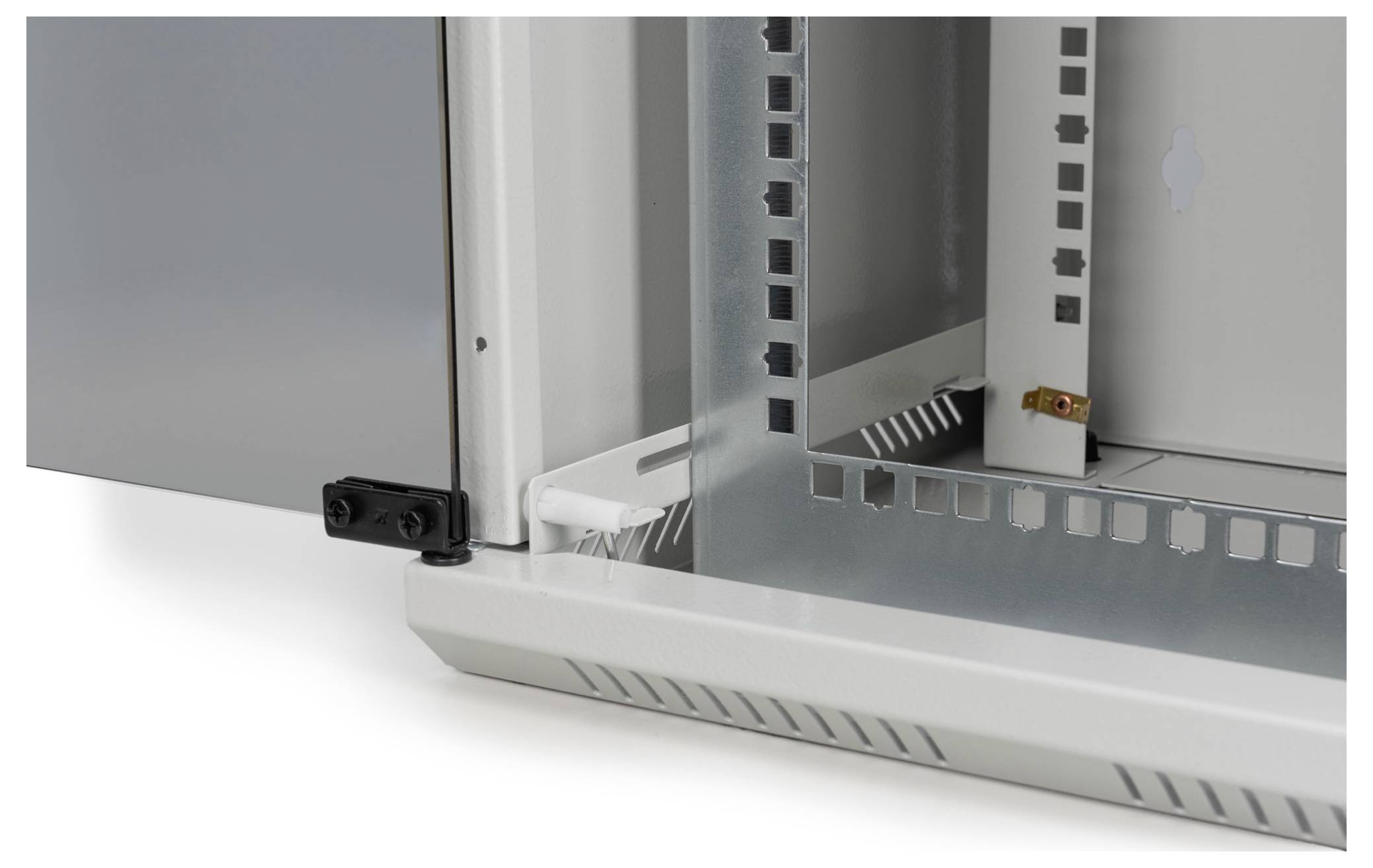 Nahaufnahme eines offenen Metallschranks mit Scharnier und Lüftungsschlitzen. Er zeigt Innenraumdetails eines technischen Geräts.