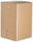 Großer, unbeschrifteter brauner Pappkarton mit Klebeband verschlossen, steht aufrecht auf einem weißen Hintergrund.